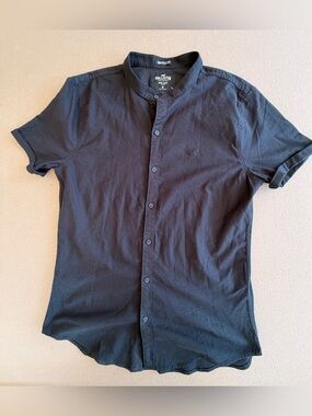 Hollister Men’s Muscle Fit Black Short-Sleeve Epic Flex Stretch Button-Up Shirt